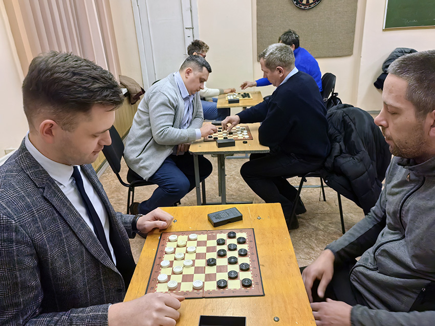 Находчивость и смекалка – главные условия шашечного турнира.