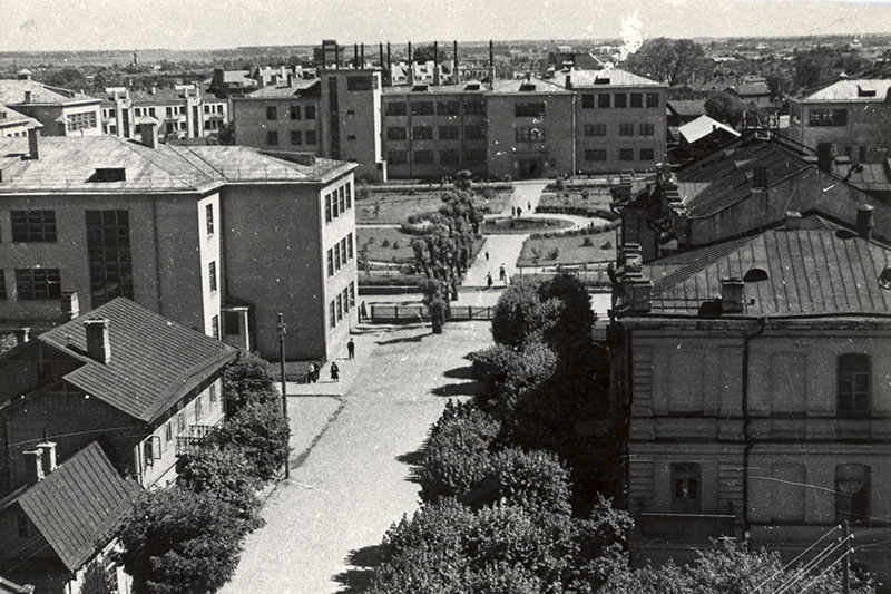 1929 слайд 1 Простроен медицинский корпус БГУ.