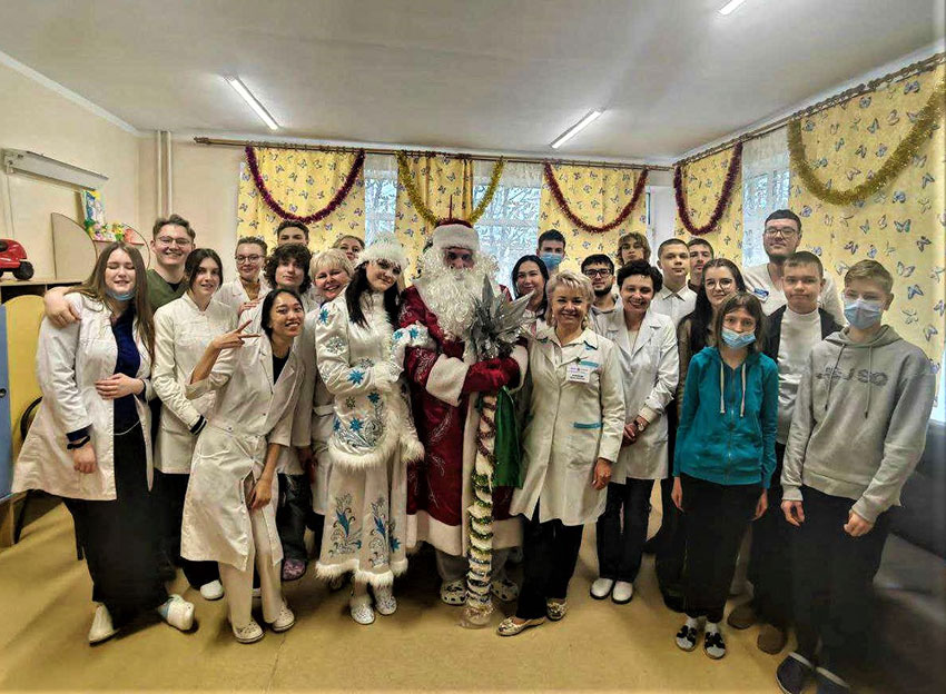 Сотрудники кафедры фтизиопульмонологии поздравили с новогодними праздниками маленьких пациентов Республиканского центра пульмонологии и фтизиатрии