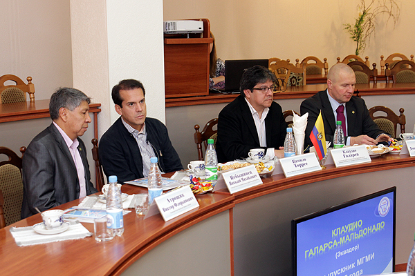 Официальная делегация руководства государственных структур управления Республики Эквадор