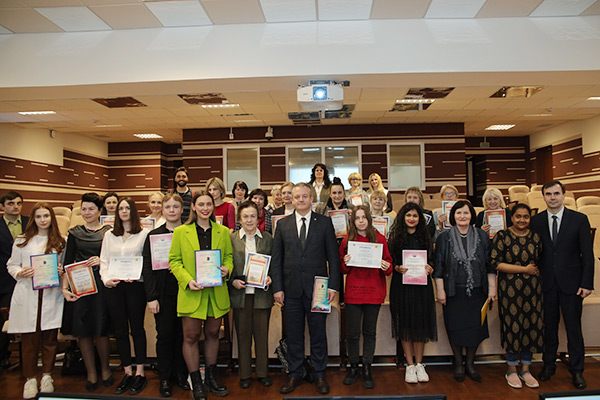 Церемония награждения преподавателей кафедры белорусского и русского языков и иностранных студентов состоялась в Альма-матер