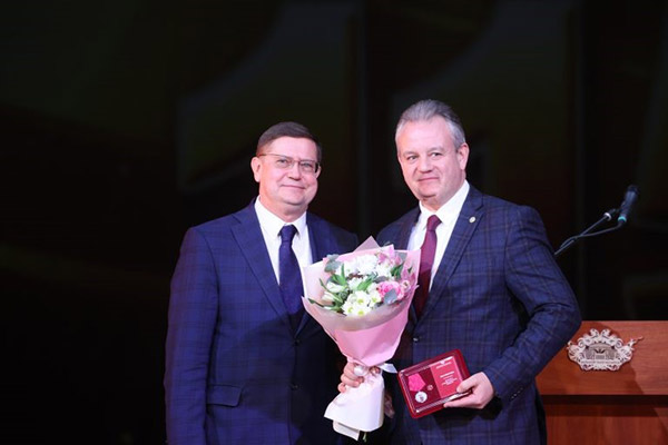 Ректору ведущего медицинского университета страны вручена награда по случаю юбилея Белорусского профсоюза работников здравоохранения