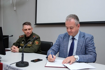 Ректор Белгосмедуниверситета подписал приказ о зачислении четырех десятков курсантов в военно-медицинский институт