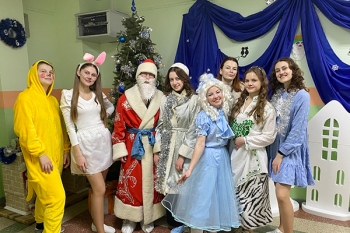 Будущие врачи-педиатры поздравили с новогодними праздниками пациентов 4-й детской клинической больницы Минска