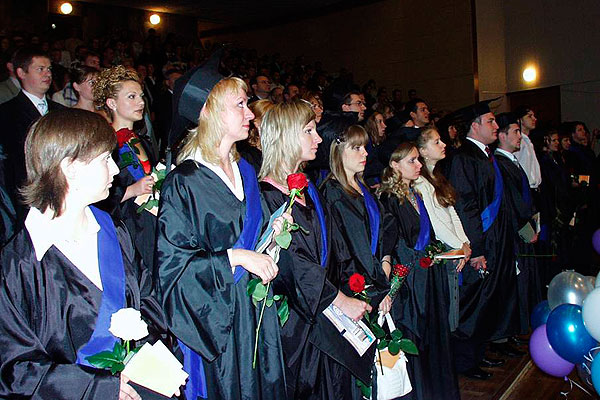 Вручение дипломов выпускникам
