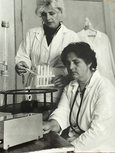 Р.А. Новикова и И.Т. Петрович во время работы в лаборатории