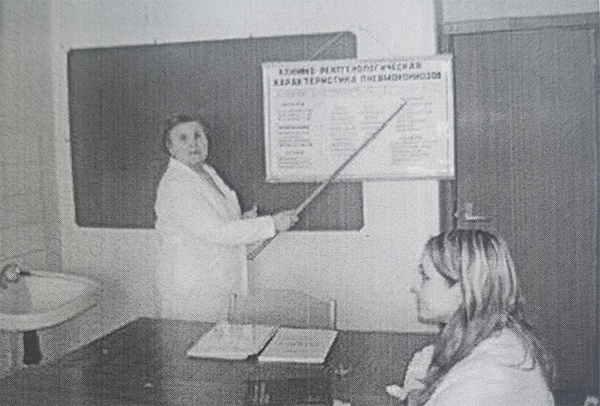 О.А. Цыганкова во время практических занятий по профессиональным болезням