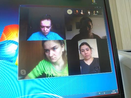 На фотографии – студенты группы 3507 в процессе дистанционной формы обучения на видеосвязи с преподавателем в программе Skype