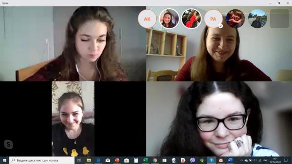 На фотографии – студенты группы 2403 в процессе дистанционной формы обучения на видеосвязи с преподавателем в программе Skype
