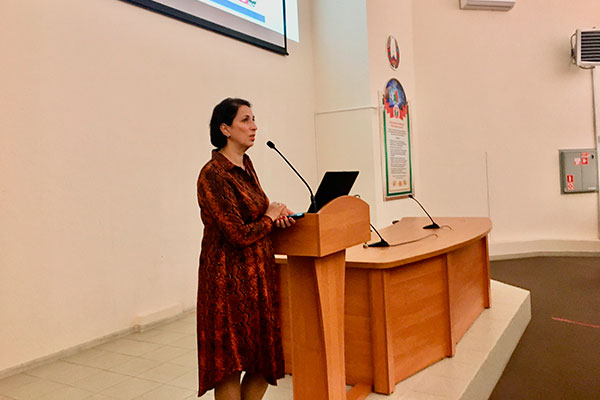 Доцент Зайцева Елена Семеновна выступает перед студентами 1 курса педиатрического факультета
