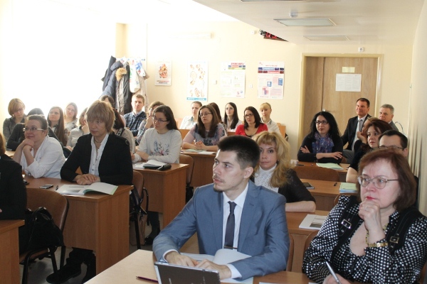 На фото: участники белорусско-шведского образовательного тренинга в учебной аудитории кафедры кардиологии и внутренних болезней БГМУ во время лекционной части тренинга