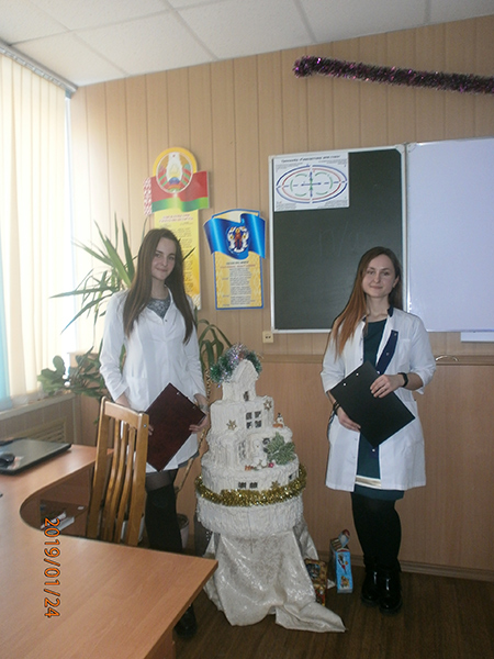 Слева — Рой Марина Юрьевна, справа - Мялик Виктория Викторовна, в центре - торт!