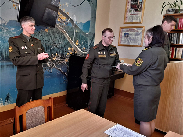 Прапорщик фельдшер. Фельдшер - начальник медицинского пункта. Женщины военнослужащие вмф. Военный фельдшер. Прапорщика арсена мамашова.