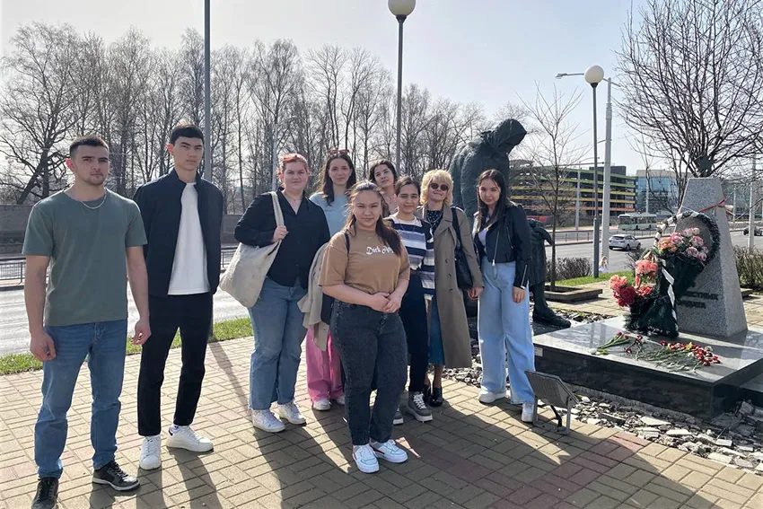 «Всем тем, которых забывать нельзя, поклонимся, поклонимся, друзья!»