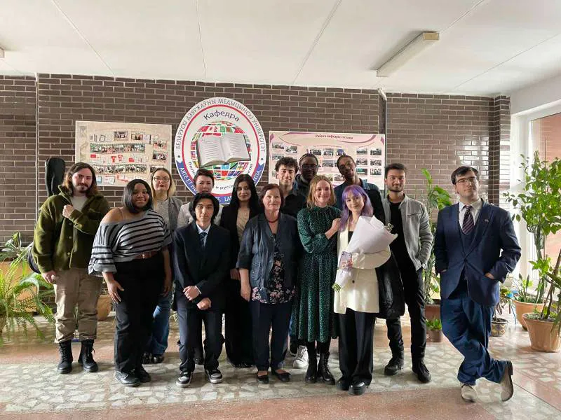 Иностранные студенты с музыкой встречают весну