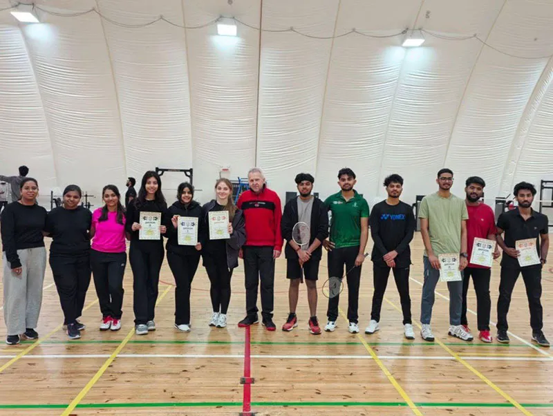 Соревнования по бадминтону