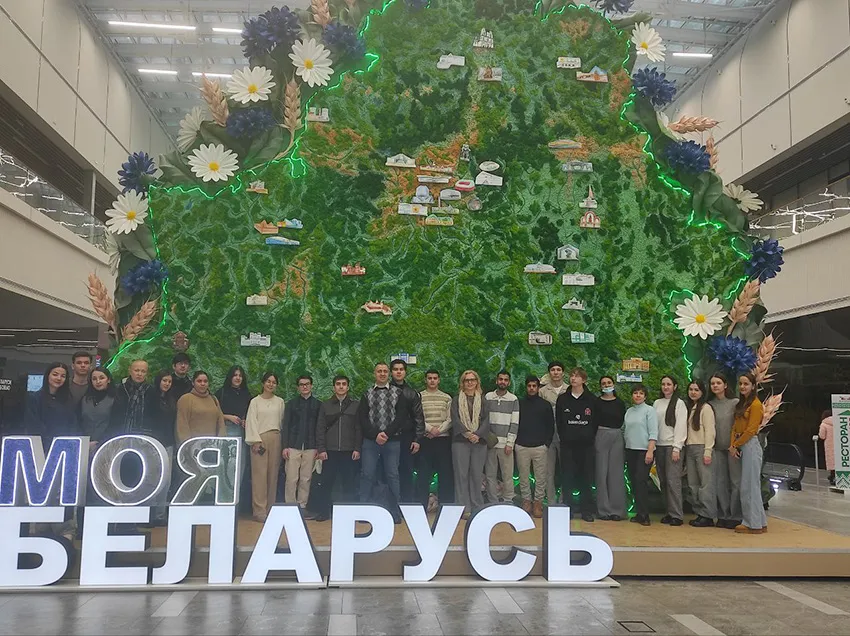 Студенты медицинского факультета иностранных учащихся на выставке достижений «Моя Беларусь»"