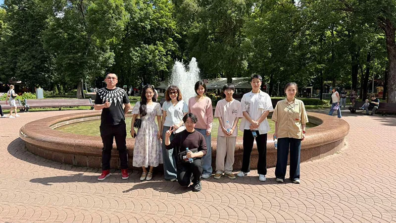 Один летний день из жизни землячества Китая