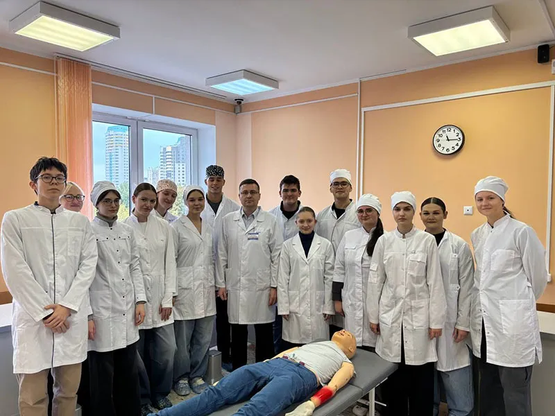 Студенты лечебного факультета ярко и красочно поздравили с Днем учителя своих преподавателей