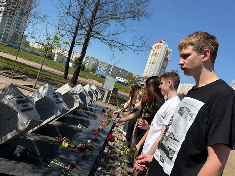 Память в сердцах: студенты возложили цветы к мемориалу «Память» в преддверии Дня Победы