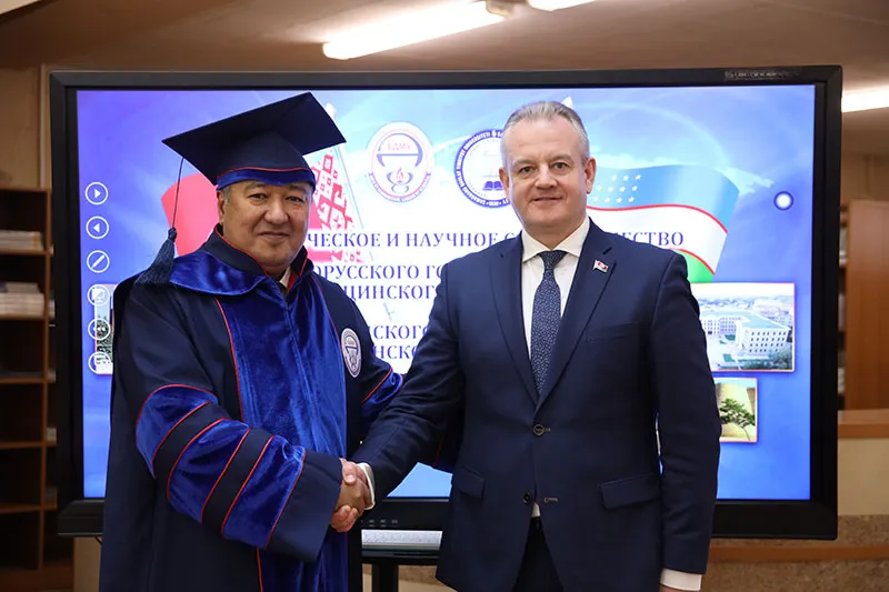 Доктору медицинских наук, профессору Жасуру Ризаеву вручены диплом и мантия почетного доктора Белорусского государственного медицинского университета