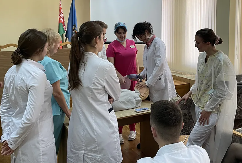 С работой врача-стоматолога детского воочию ознакомились студенты-медики