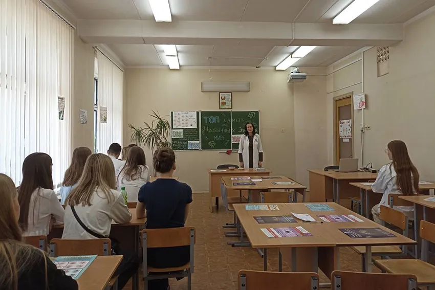 Практическое занятие на кафедре эпидемиологии для участников образовательно-профориентационного проекта «МЕДлето»