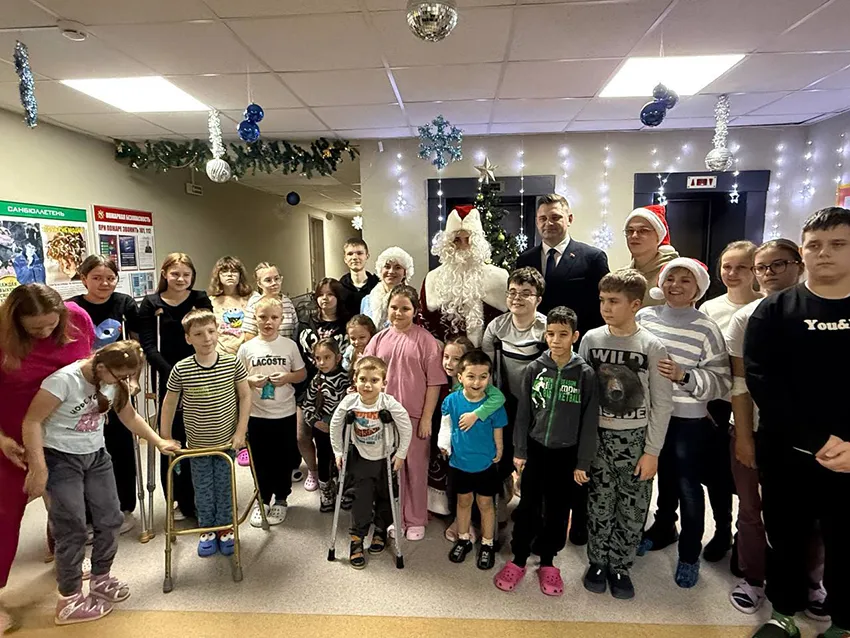 Новогоднее чудо для маленьких пациентов РНПЦ травматологии и ортопедии