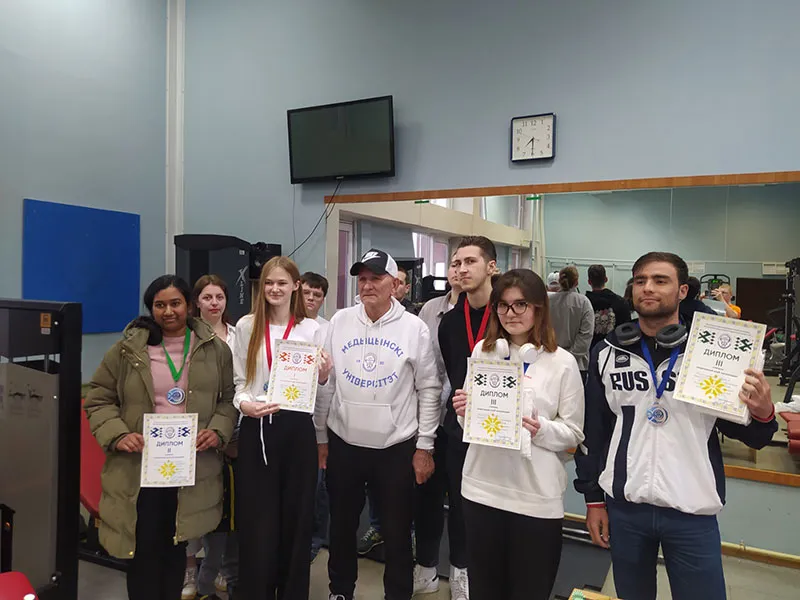 Соревнования по дартсу: меткость и дух соперничества среди студентов