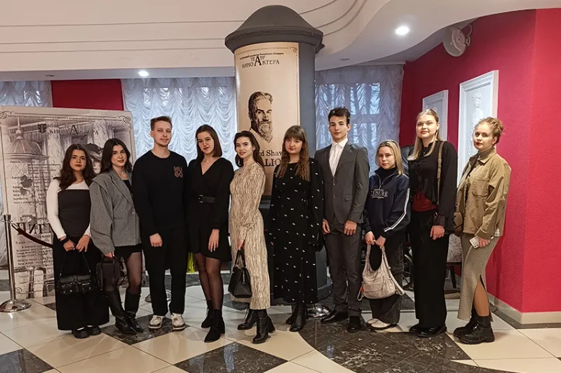 Студенты стоматологического факультета на просмотре спектакля «Рядовые»