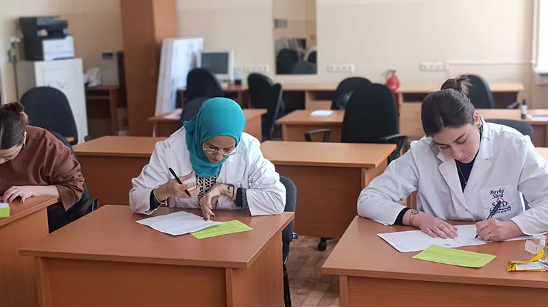 Студенты программы S.Y.D. Medical Education успешно завершили курс микробиологии, вирусологии, иммунологии  и подтвердили высокий уровень знаний.