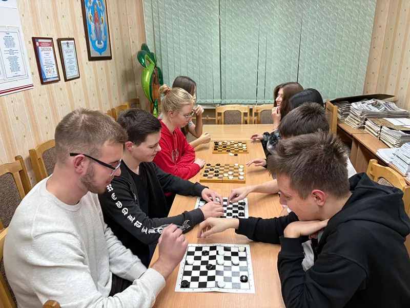 Первенство общежития по шашкам: интеллектуальная битва на доске