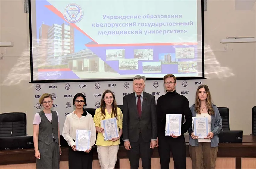 Вручение сертификатов о прохождении практики в БГМУ студентам Российского университета медицины