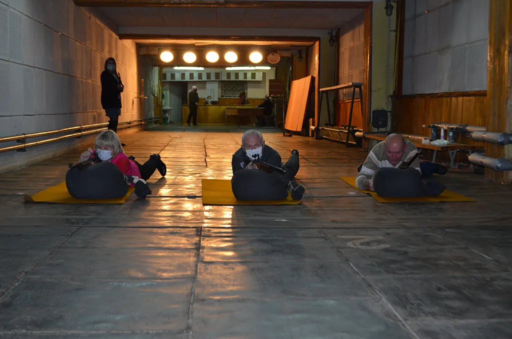 Соревнования по пулевой стрельбе в БГМУ: время считать пробоины
в мишенях