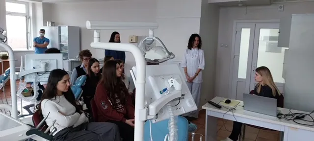 Столичные гимназисты побывали на кафедре эндодонтии
