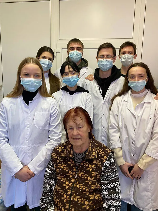 Будущие врачи-лечебники поздравили с новогодними праздниками пациентов почтенного возраста