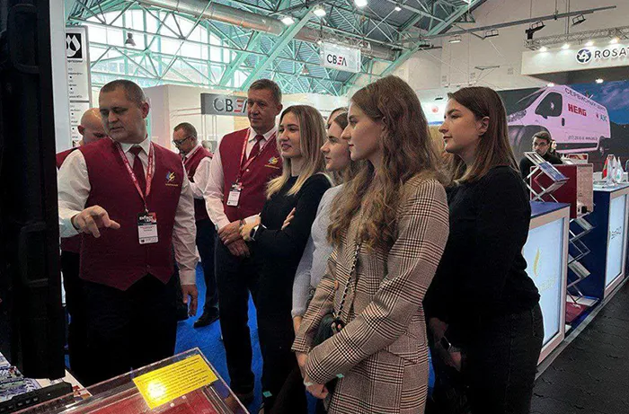 Участники волонтерского отряда «Экофарм» на выставке Energy Expo – 2024