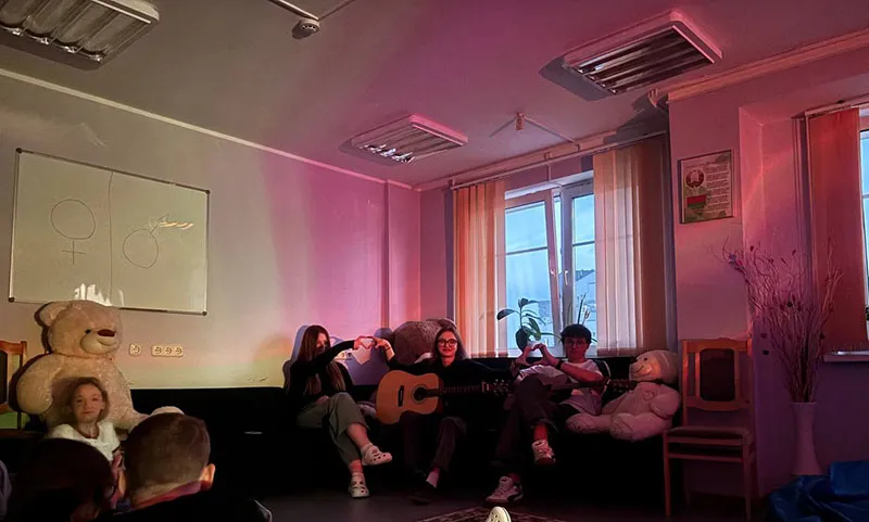 А музыка звучит…