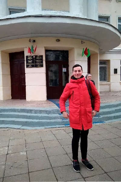 На снимке – волонтер Коваленко Н. (студент 6 к. МПФ)