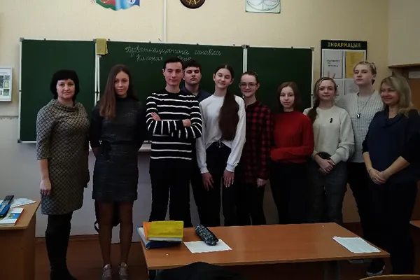 На снимке – общее фото с волонтером Коваленко Н.