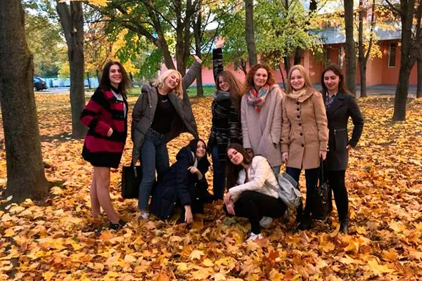 Группа 2208 педиатрического факультета с куратором Новик Е.В. посетили парк имени Горького.