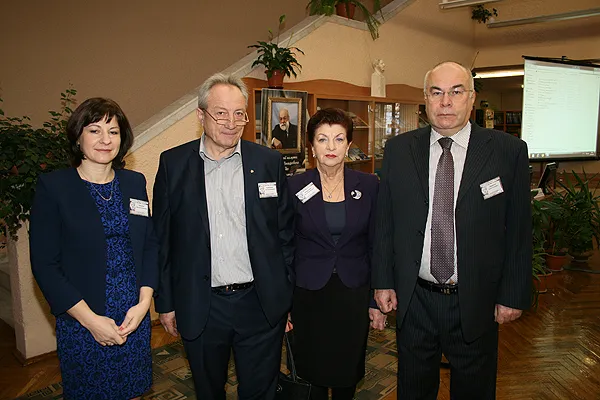 Заведующий кафедрой нормальной анатомии Белорусского Государственного медицинского университета Трушель Н.А., профессор кафедры гистологии Казанского государственного медицинского университета Валиуллин В.В., заведующий кафедрой нормальной и топографической анатомии с оперативной хирургии Чувашского государственного медицинского университета Меркулова Л.М. (Чебоксары), профессор., зав. кафедрой оперативной хирургии и топографической анатомии первого Московского государственного медицинского университета им. Сеченова, профессор Дыдыкин С.С.