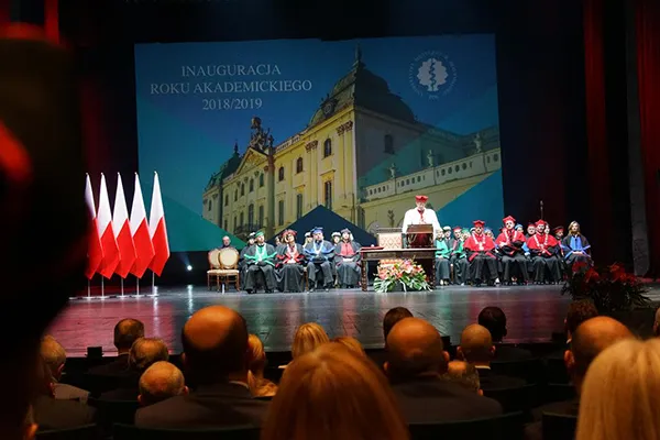 Торжественная инаугурация нового академического года 2018/2019 в Медицинском университете Белостока. Выступает Ректор Медицинского университета Белостока профессор Адам Крентовски с отчетом. 