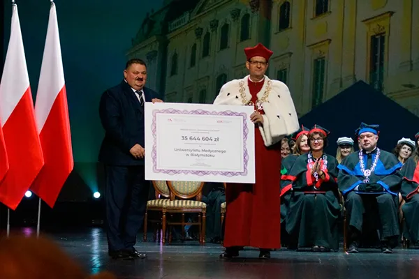 Торжественная инаугурация нового академического года 2018/2019 в Медицинском университете Белостока. Советник Заместителя премьер-министра, Министра Науки и высших учебных заведений Польши вручает Ректору УМБ символический чек на сумму на 35 миллионов злотых