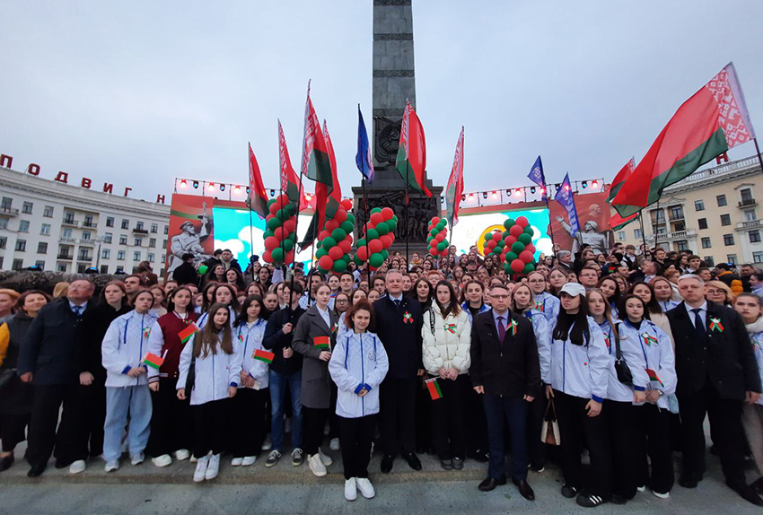 Фотофакт. Делегация Белорусского государственного медицинского университета приняла участие в праздничном шествии, посвященном Дню Победы