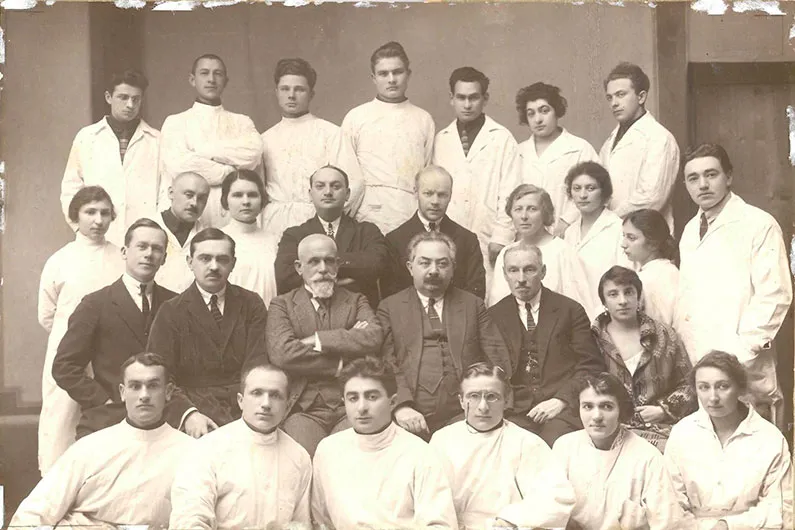1924 слайд 2 Организована кафедра госпитальной терапии медицинского факультета БГУ 1924 слайд 2 Организована кафедра госпитальной терапии медицинского факультета БГУ