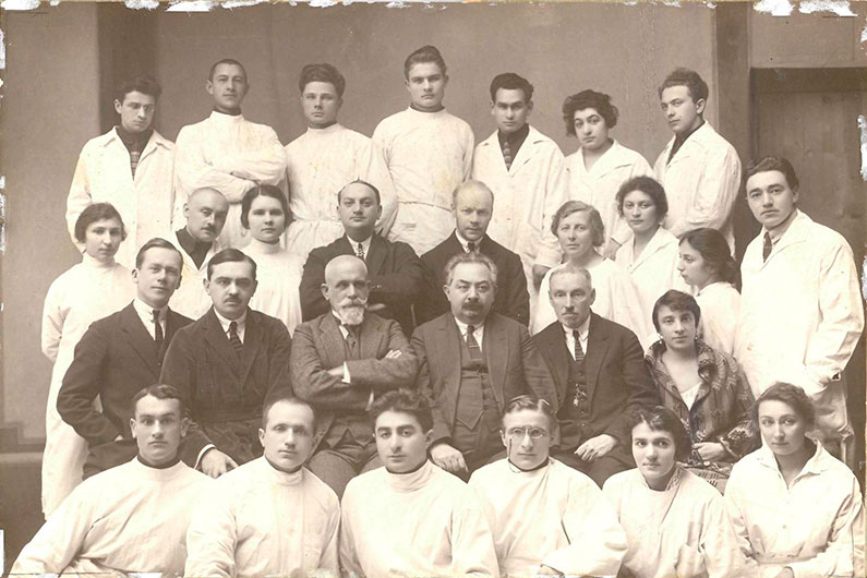 1924 слайд 2 Организована кафедра госпитальной терапии медицинского факультета БГУ 1924 слайд 2 Организована кафедра госпитальной терапии медицинского факультета БГУ